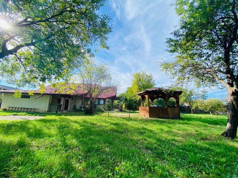 Valenii de Munte, casa de vacanta renovata cu livada si teren de 2031mp