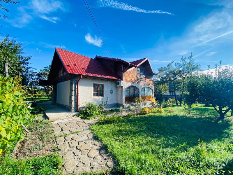 Valenii de Munte, casa de vacanta renovata cu livada si teren de 2031mp